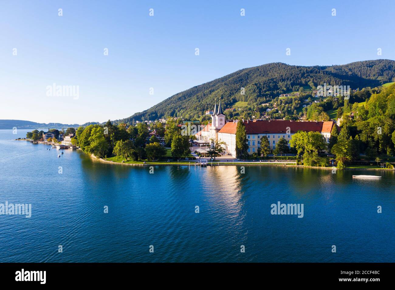 Tegernsee, place Tegernsee et château Tegernsee, enregistrement de drones, haute-Bavière, Bavière, Allemagne Banque D'Images