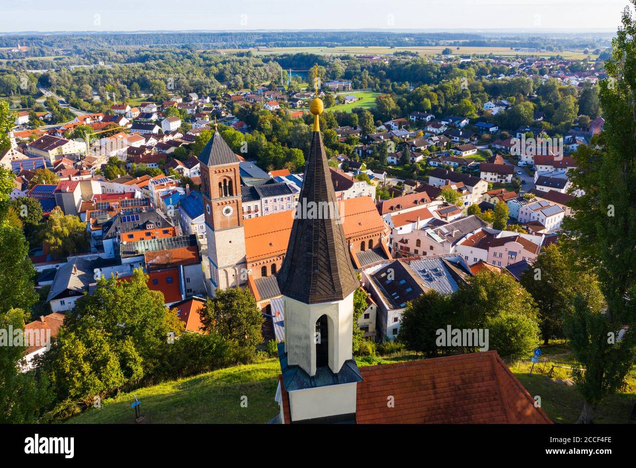 Schlossberg chapelle Saint-Georg auf Burgberg et église paroissiale Saint-Bartholomäus, Kroiburg am Inn, Inntal, vue aérienne, haute-Bavière, Bavière, Allemagne Banque D'Images