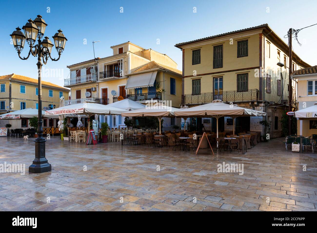 Cafés et restaurants sur la place principale de la ville de Lefkada. Banque D'Images