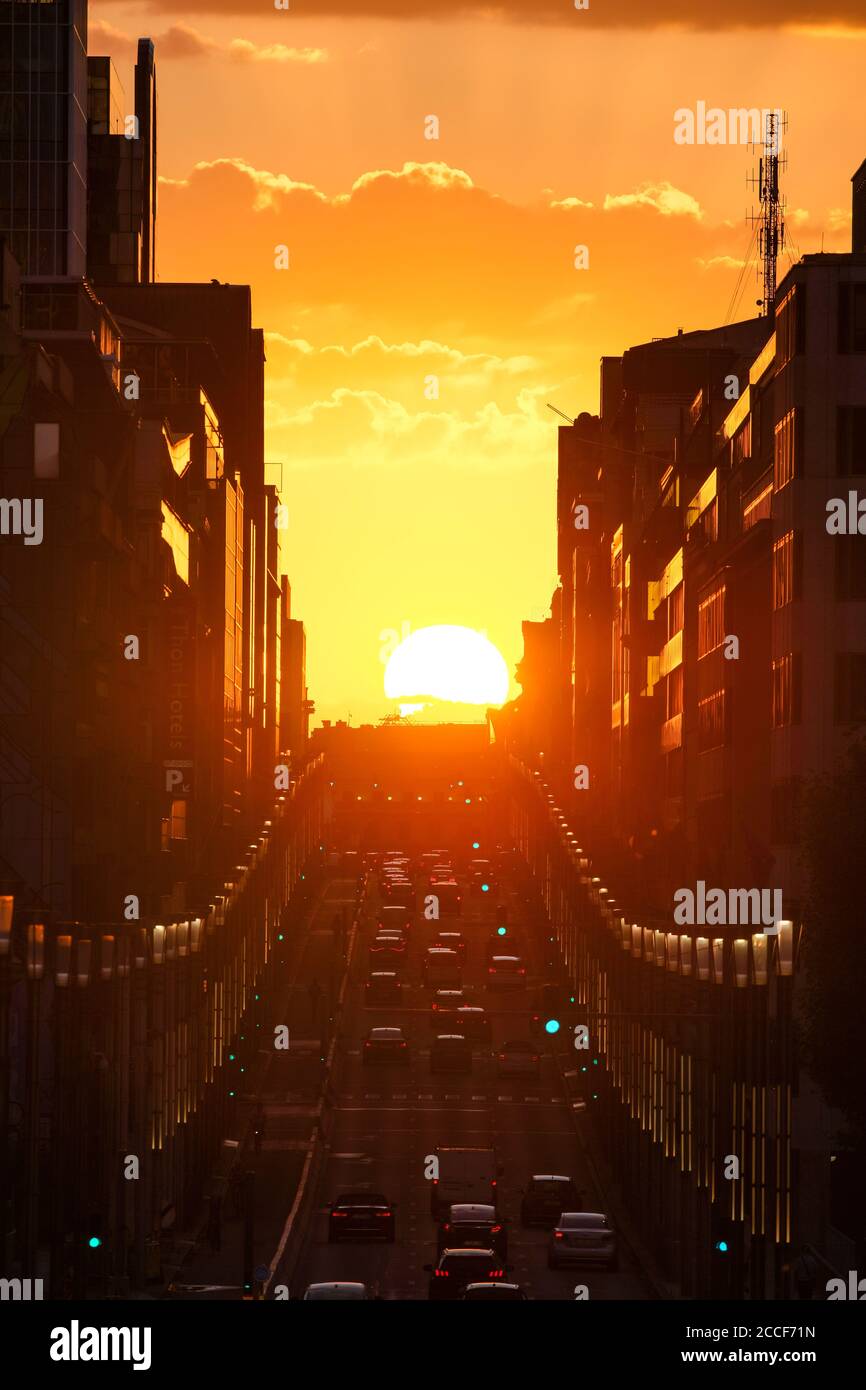 Bruxelles, Belgique. 21 août 2020. Le coucher du soleil est visible sur la rue de la Loi à Bruxelles, Belgique, le 21 août 2020. Credit: Zhang Cheng/Xinhua/Alay Live News Banque D'Images