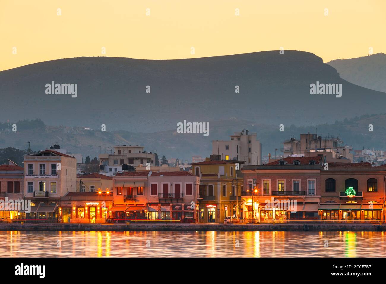 La ville de Chios et son front comme vu de la jetée du port. Banque D'Images