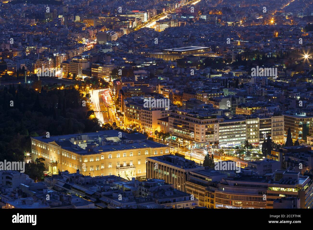 Vue sur le Parlement et la ville d'Athènes depuis la colline du Lycabette au coucher du soleil. Banque D'Images