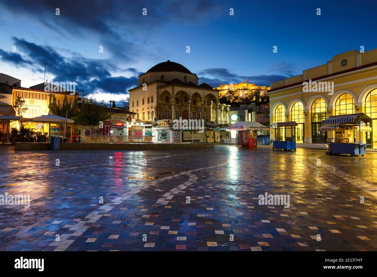 Ancienne mosquée, Acropole et station de métro sur la place Monastiraki. Banque D'Images