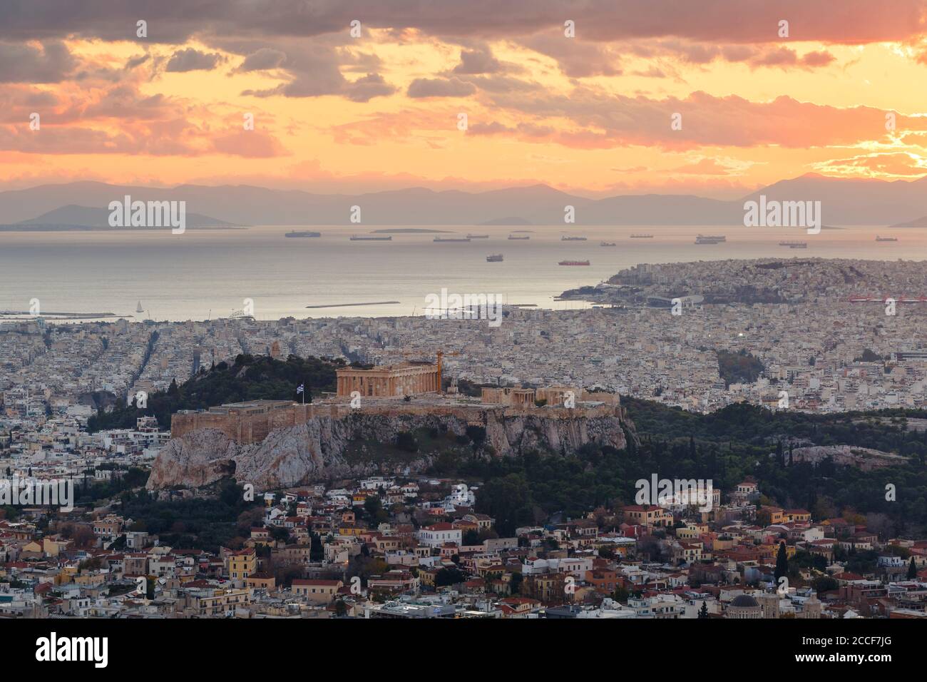 Vue sur l'Acropole et la ville d'Athènes depuis la colline du Lycabette au coucher du soleil, G Banque D'Images