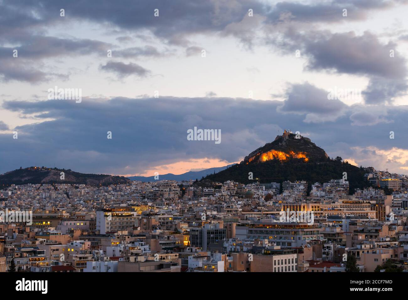 Vue sur la colline de Lycabette depuis le quartier Anafiotika dans la vieille ville. Banque D'Images