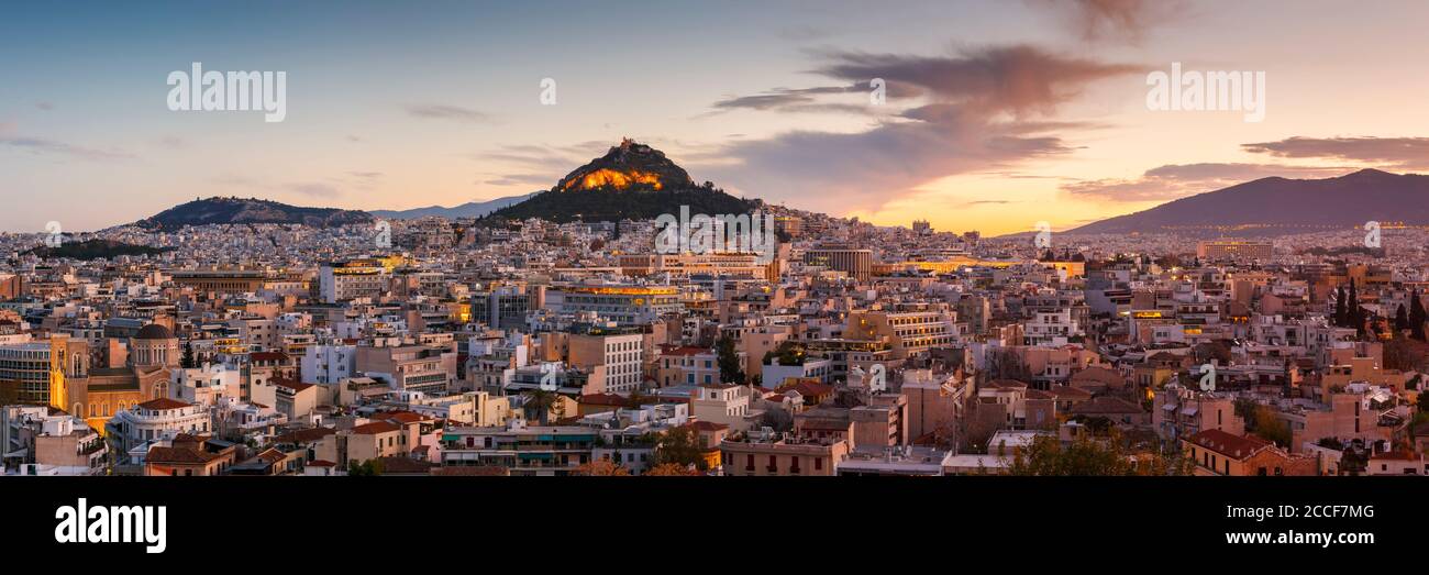Vue sur la colline de Lycabette depuis le quartier Anafiotika dans la vieille ville. Banque D'Images