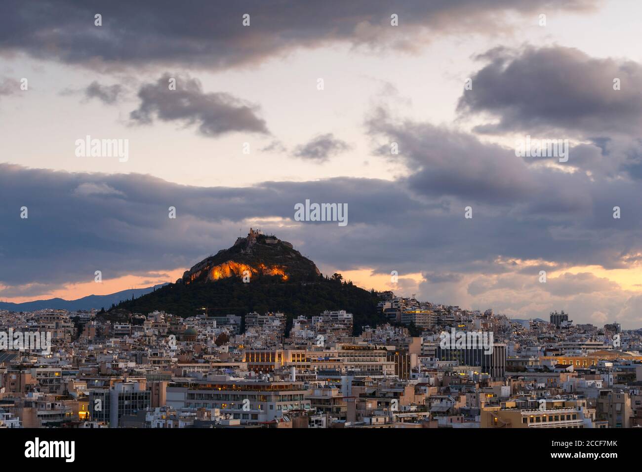 Vue sur la colline de Lycabette depuis le quartier Anafiotika dans la vieille ville. Banque D'Images