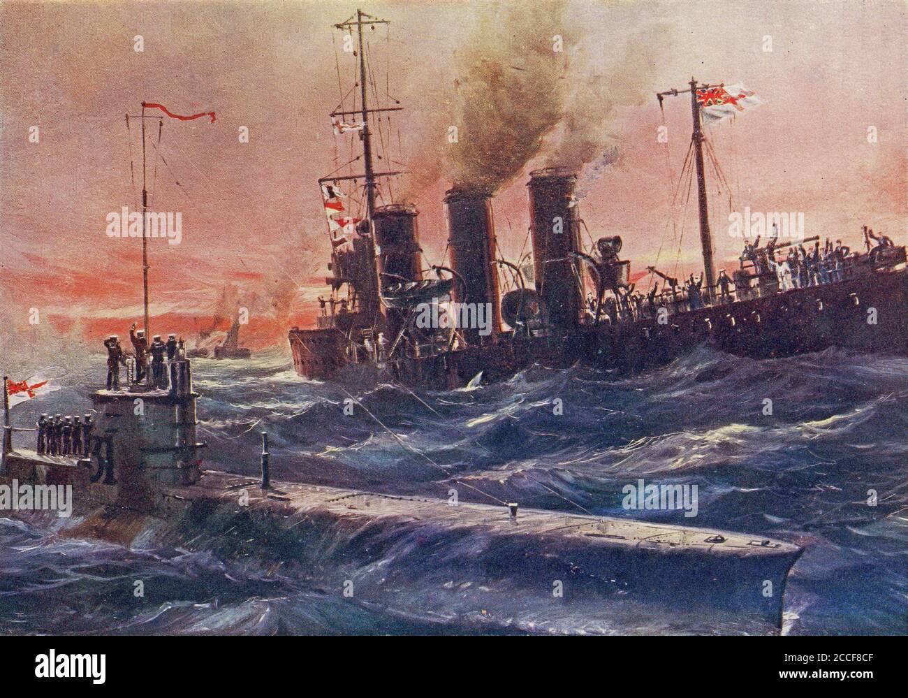 Demi-ton d'un destroyer britannique saluant l'équipage d'un sous-marin britannique pendant la première Guerre mondiale. De l'Histoire de la Grande Guerre. Banque D'Images