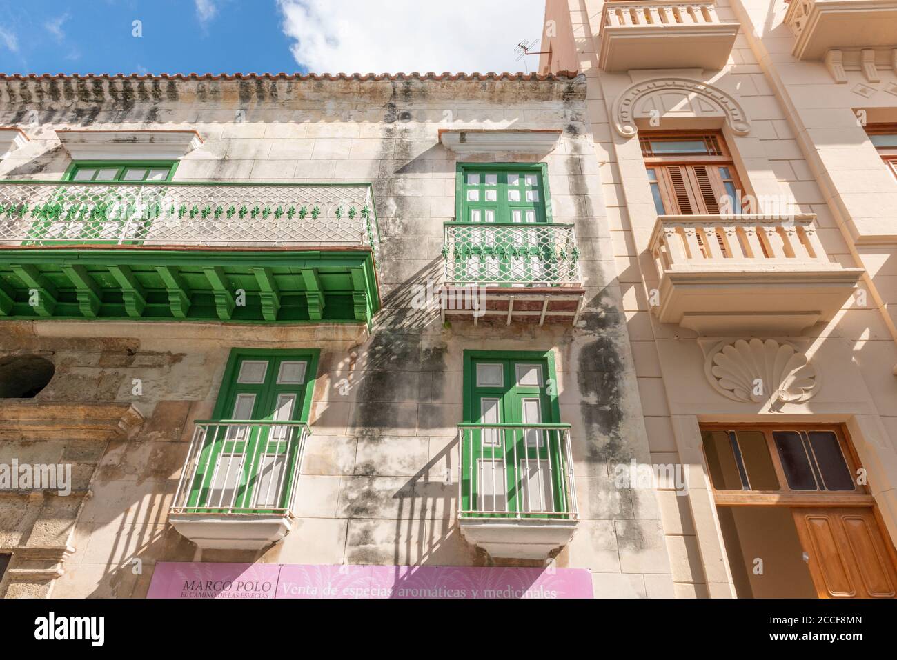 La Havane, Cuba, façade de maison avec balcons, style colonial, vue de fond, perspective, rue commerçante Banque D'Images