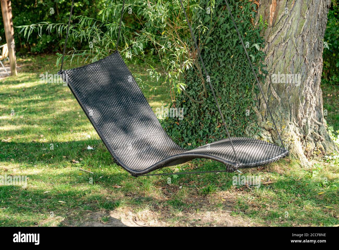 Canapé suspendu avec corde, jardin, tronc d'arbre, Basse-Autriche Banque D'Images