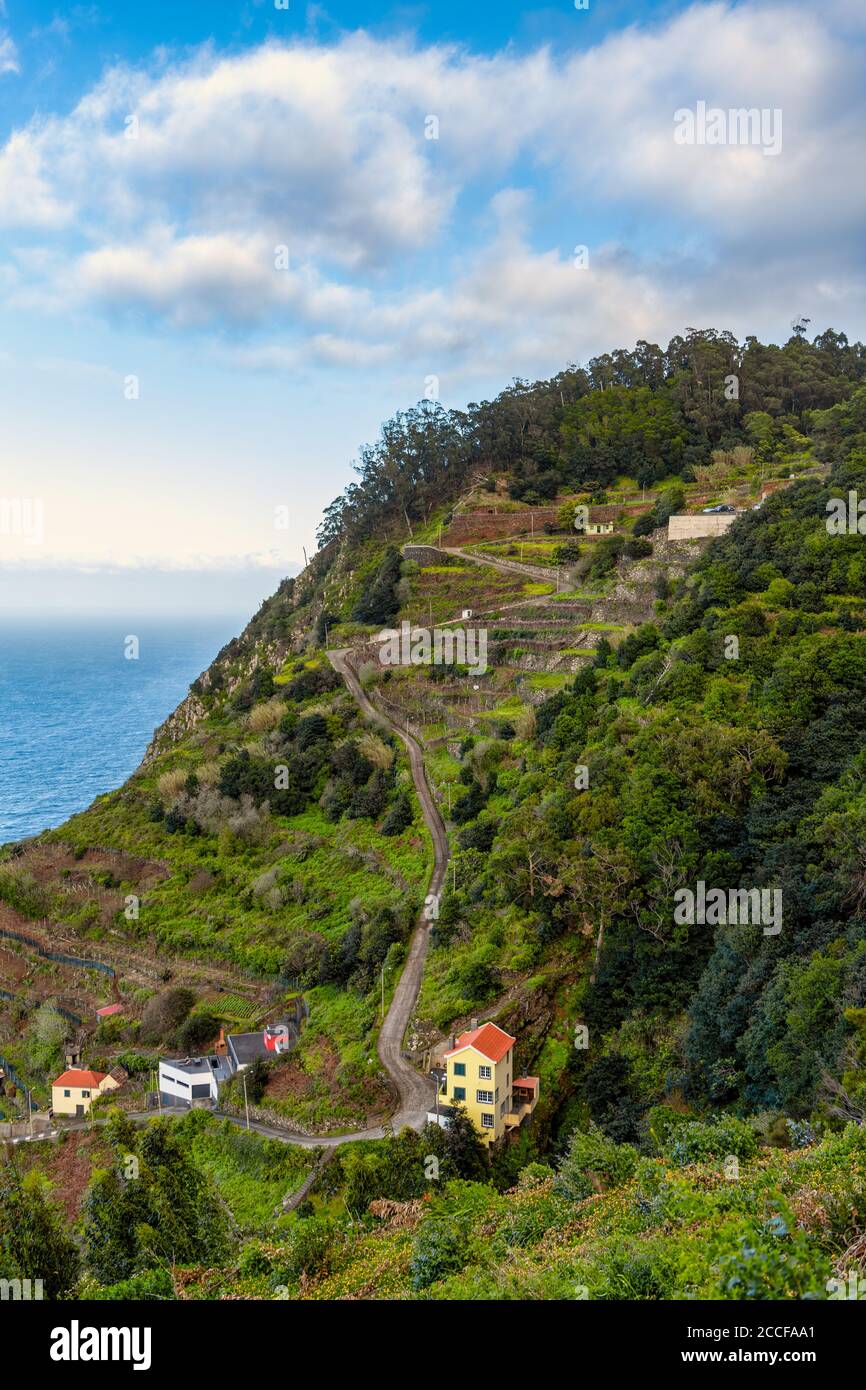 Vue latérale de Porto Moniz, avec des piscines naturelles bien connues, Maderia, Portugal Banque D'Images