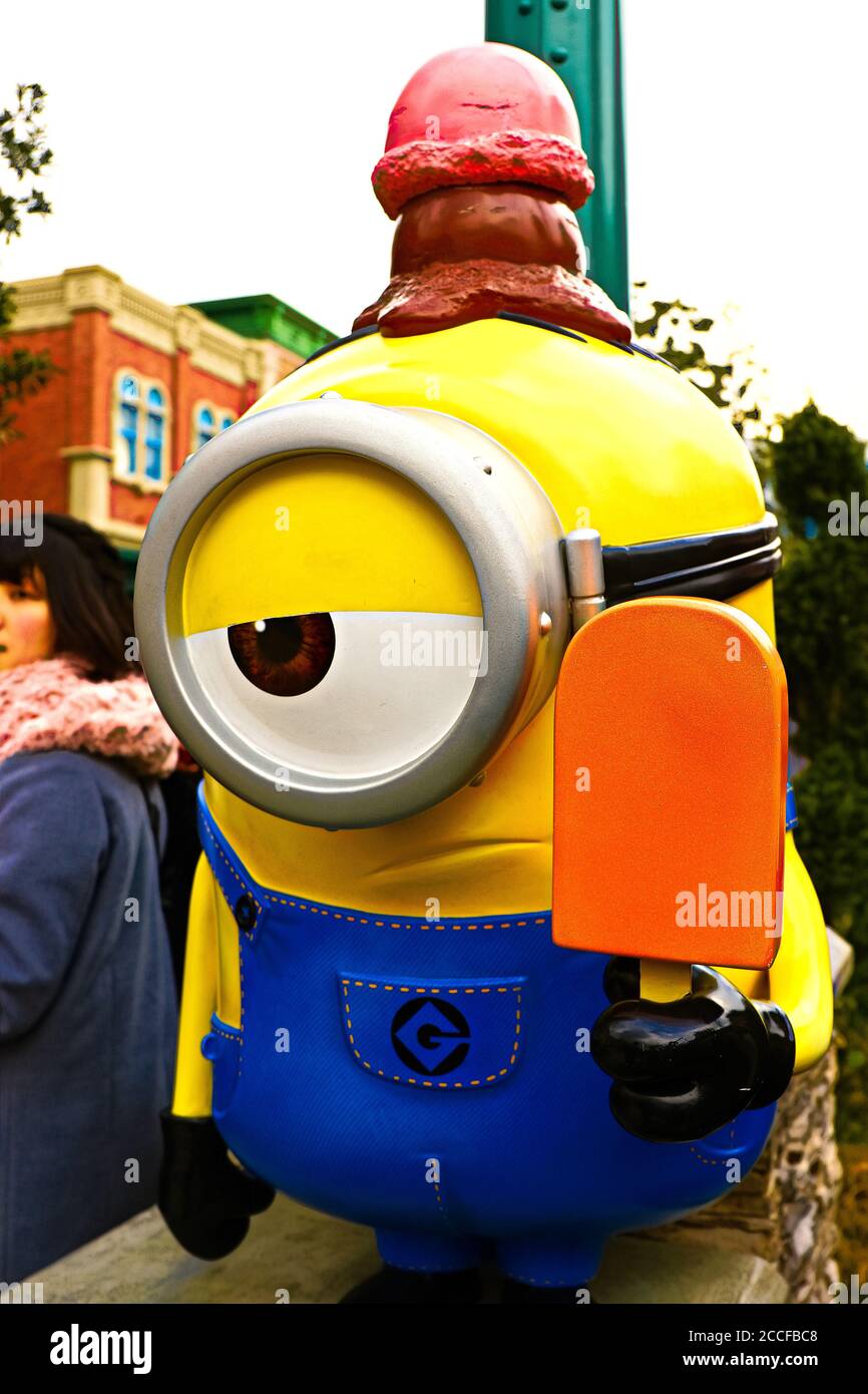 Gros plan de LA STATUE DE HAPPY MINION à Universal Studios Japan. Les Minions sont des personnages célèbres de l'animation détestable moi. Banque D'Images