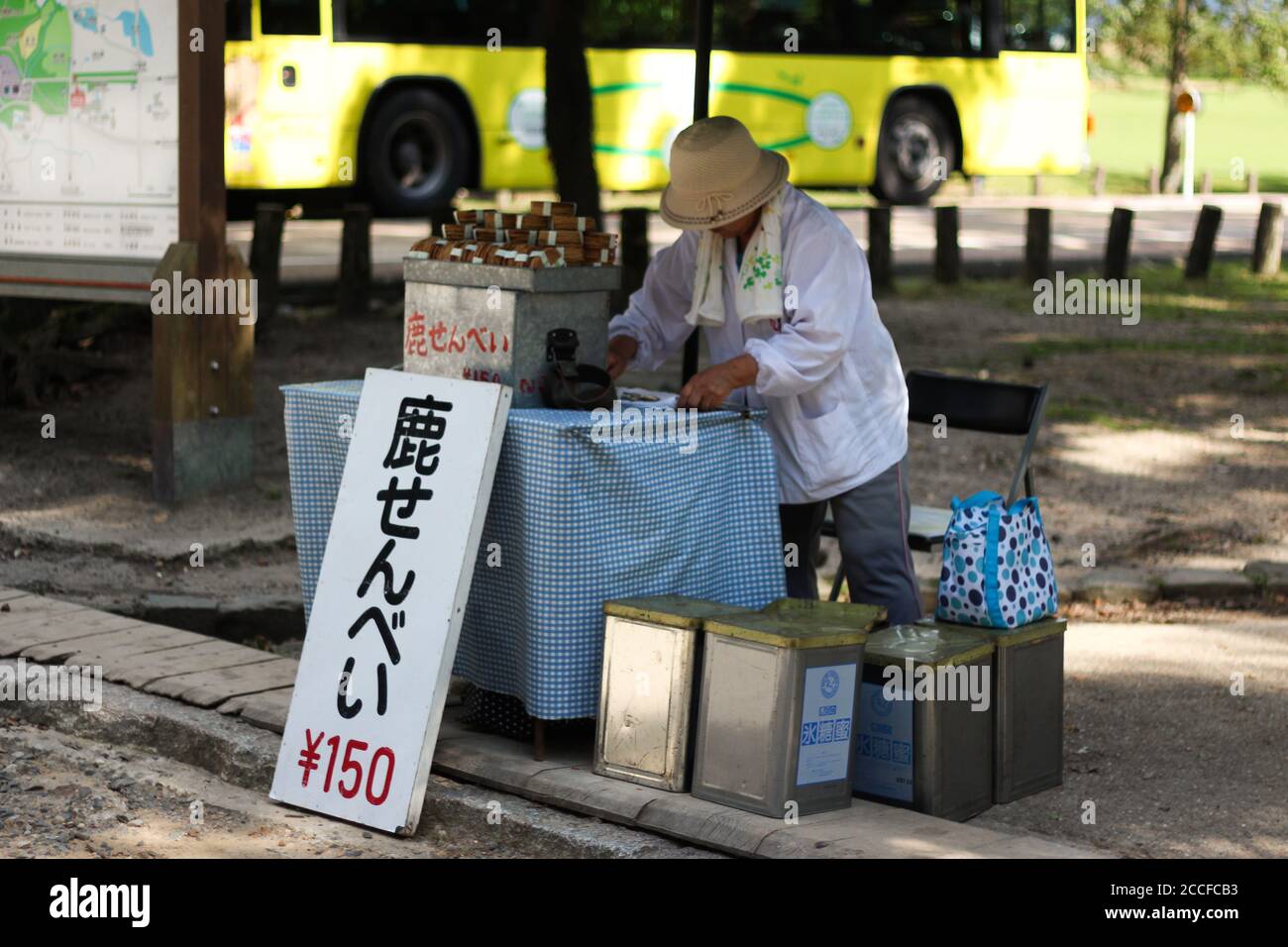 Nara Japon, 3 juillet 2016: Femme vendant des pétards de cerf 'shika senbei' au parc des cerfs de Nara. Le panneau indique « eer senbei 150 yen » Banque D'Images