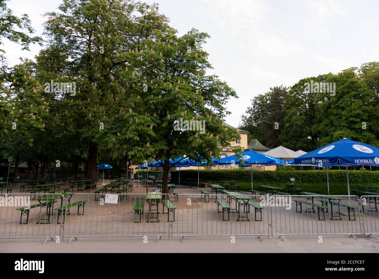 Café en plein air, tour chinoise, Munich, jardin anglais, fin du confinement, distance, Banque D'Images
