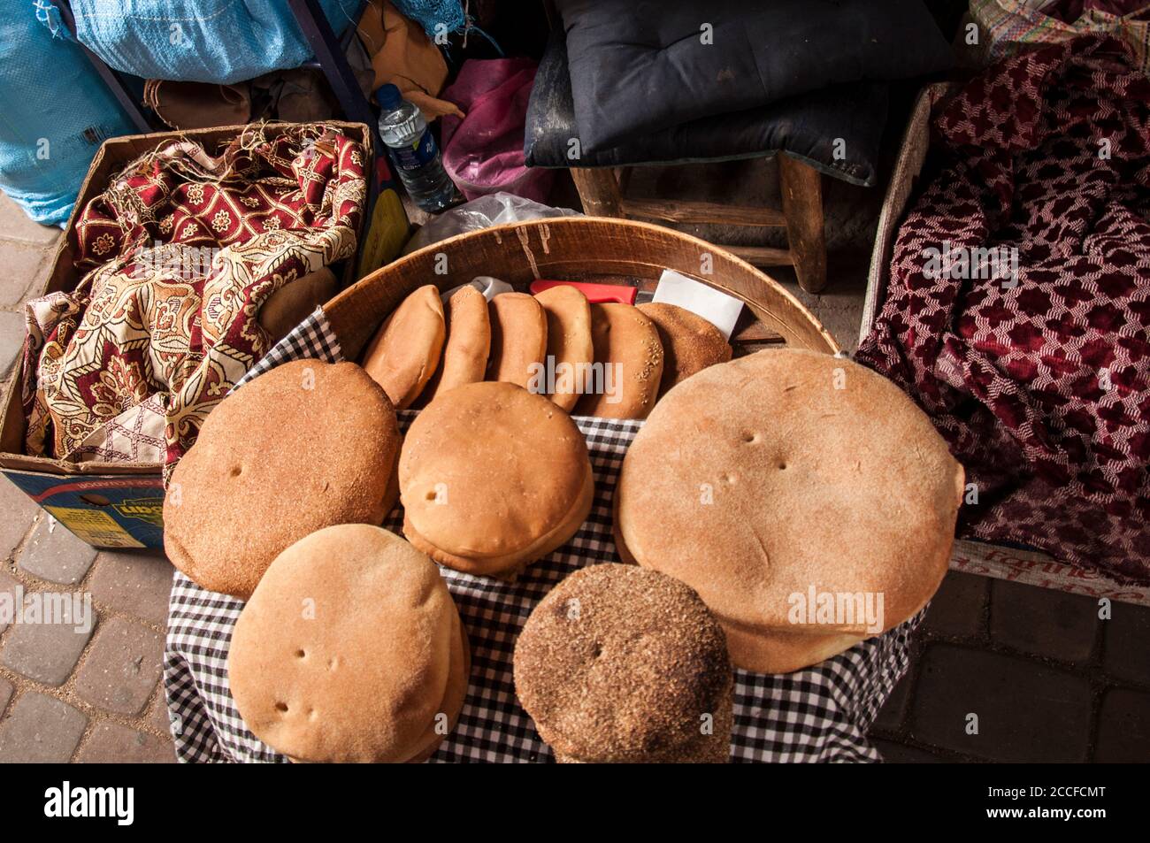 Pain plat traditionnel du Maroc vendu dans un marché de rue Banque D'Images