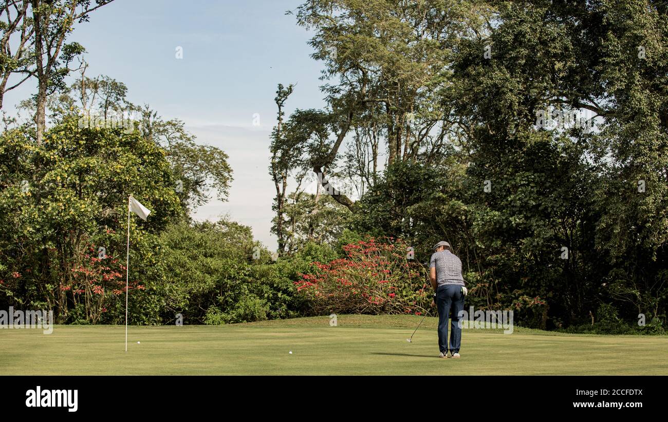 prise de vue moyenne. Golfeur professionnel va faire un coup de pied Bali. Indonésie. Banque D'Images