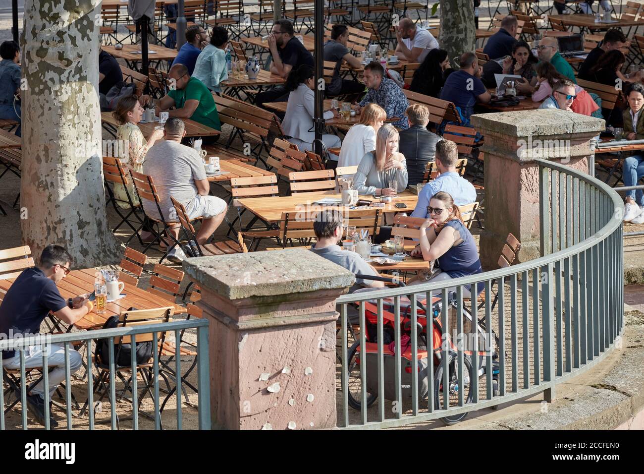 Un après-midi ensoleillé dans un restaurant avec jardin est servi à l'Eiserner Steg de Francfort. Banque D'Images