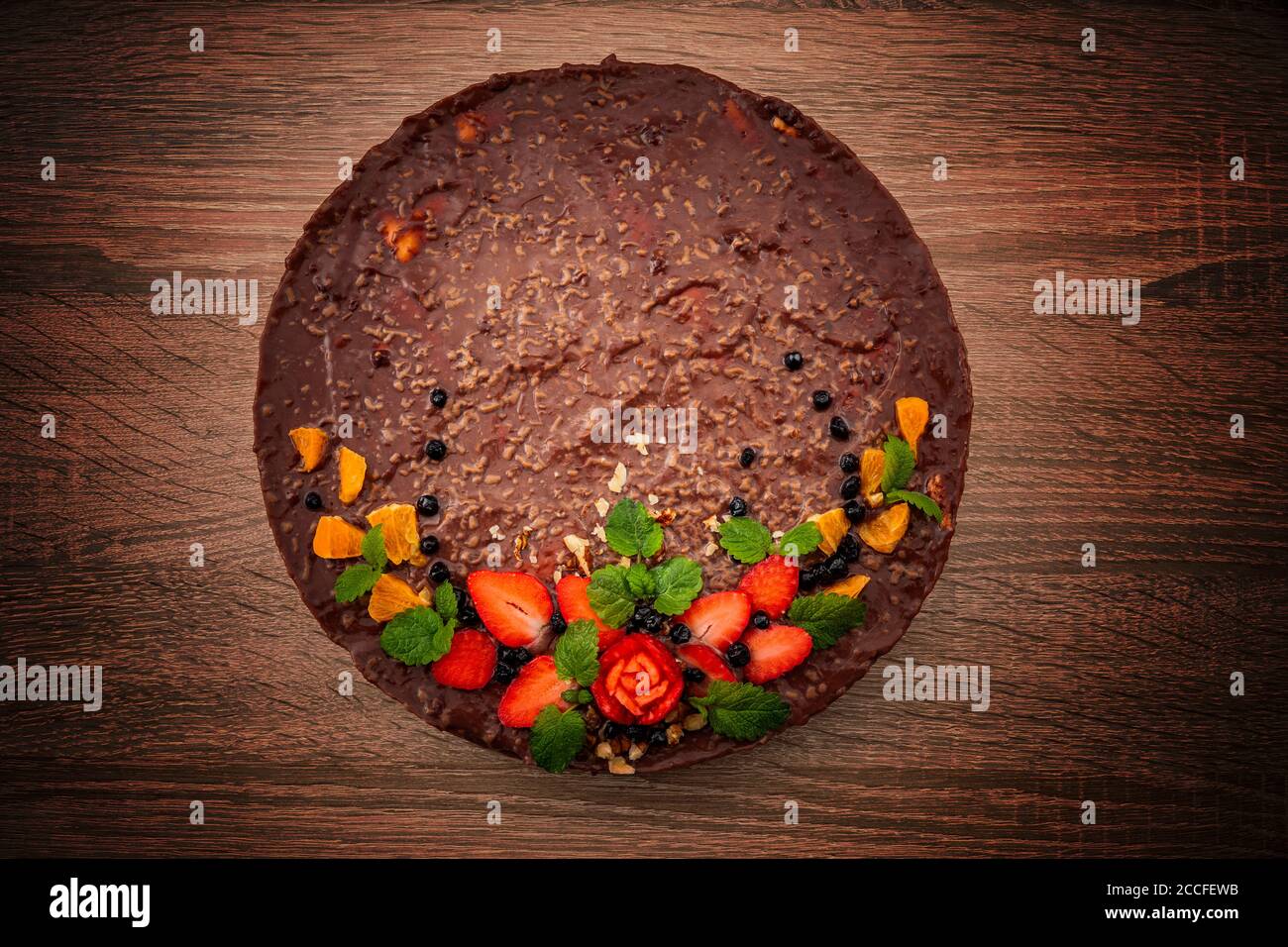 Gâteau au chocolat fait maison sur fond sombre Banque D'Images