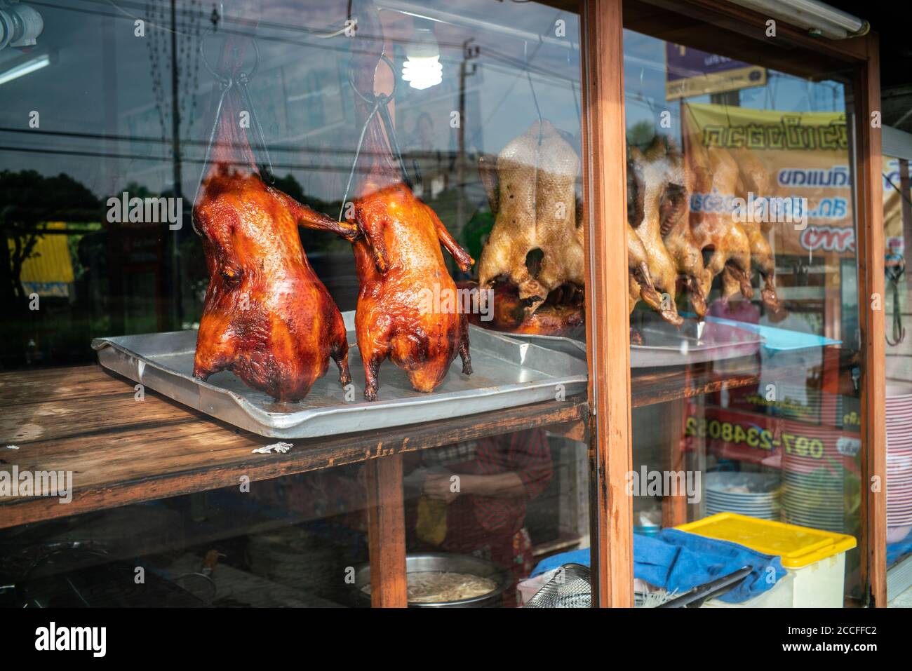 Canard chinois cuit dans un pot avec une sauce de canard divers rue La nourriture de la Thaïlande Banque D'Images