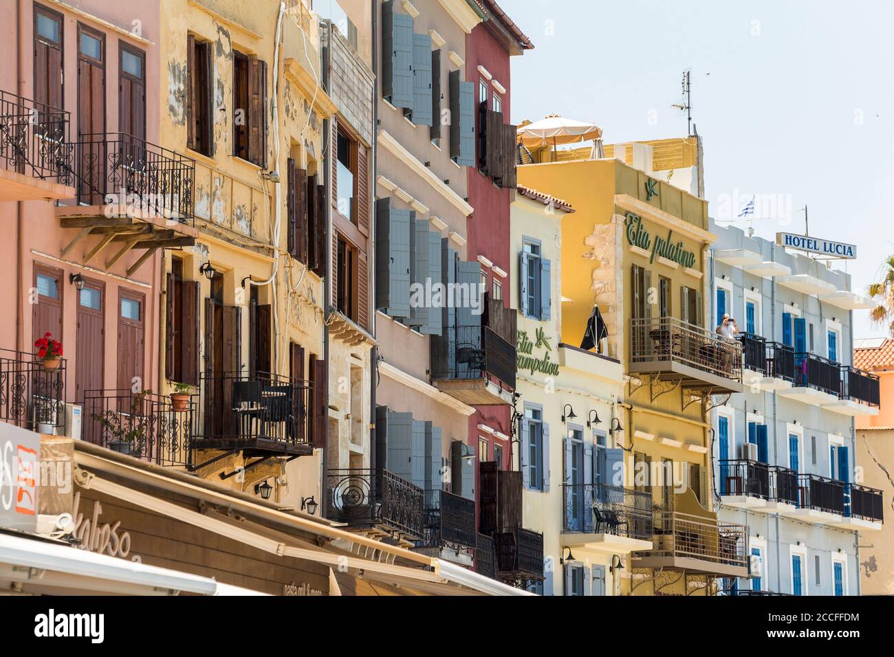 Maisons colorées au port vénitien de Chania, dans le nord-ouest de la Crète, Grèce Banque D'Images