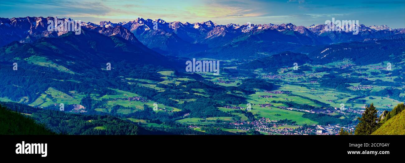 Panorama de Grünten, 1738m, vue sud dans l'Illertal, Allgäu Alpes, Oberallgäu, Allgäu, Bavière, Allemagne, Europe Banque D'Images