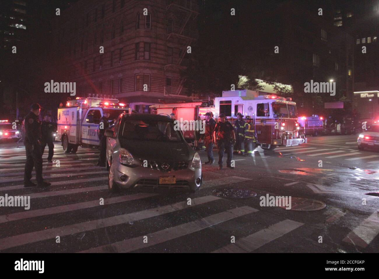 New York, États-Unis. 21 août 2020. (NOUVEAU) accidents à Mid-Manhattan causés par le pilote HIT and Run. 21 août 2020, New York, États-Unis : UN pilote frappé et conduit d'une BMW qui a conduit un feu rouge sur la rue E 52 avec 2nd Avenue frappant sur une voiture Rogue SL AWD Nissan causant un gros dommage à la voiture et blessant le conducteur et le passager, Qui sont des Brésiliens, père (Francisco) et fils (Joao). Ils ont été transportés d'urgence à l'hôpital de Beeville et ils sont bien, selon le frère du conducteur qui est vu enlever ses frères de la voiture Nissan détruite. Crédit : ZUMA Press, Inc./Alay Live News Banque D'Images