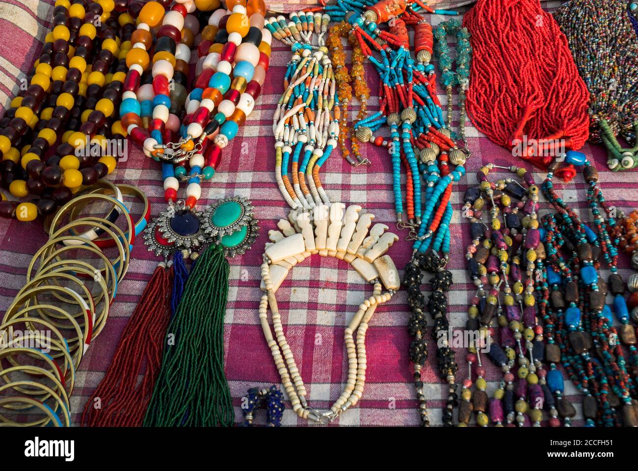 Perles et colliers faits à la main en vente à la foire aux chameaux de Pushkar, Rajasthan, Inde. Les matériaux incluent l'os, le corail, le turquoise et l'argent Banque D'Images