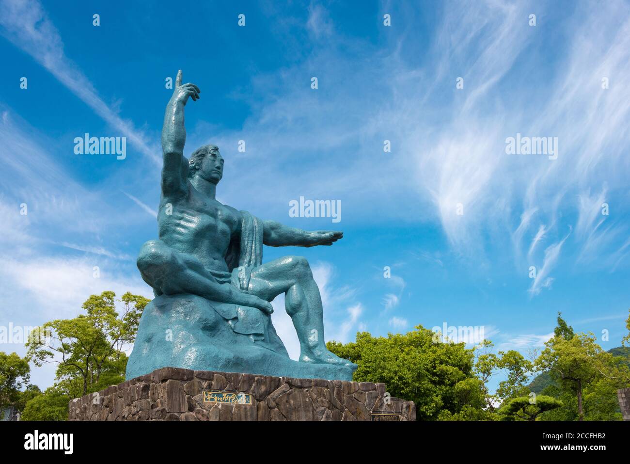 Statue de la paix au parc de la paix de Nagasaki à Nagasaki, Japon. Le parc de la paix commémore les bombardements atomiques de la ville le 9 août 1945 pendant la Seconde Guerre mondiale. Banque D'Images