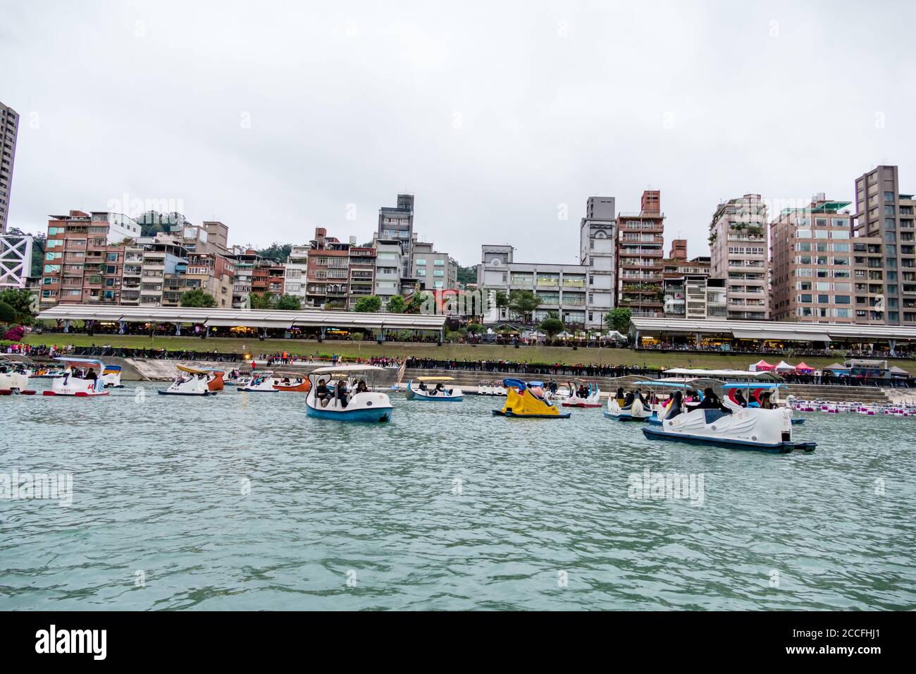 VILLE DE NEW TAIPEI, TAÏWAN - 31 JANVIER 2017 - des personnes non identifiées qui apprécient les bateaux à pédales dans la zone panoramique de Banan Banque D'Images