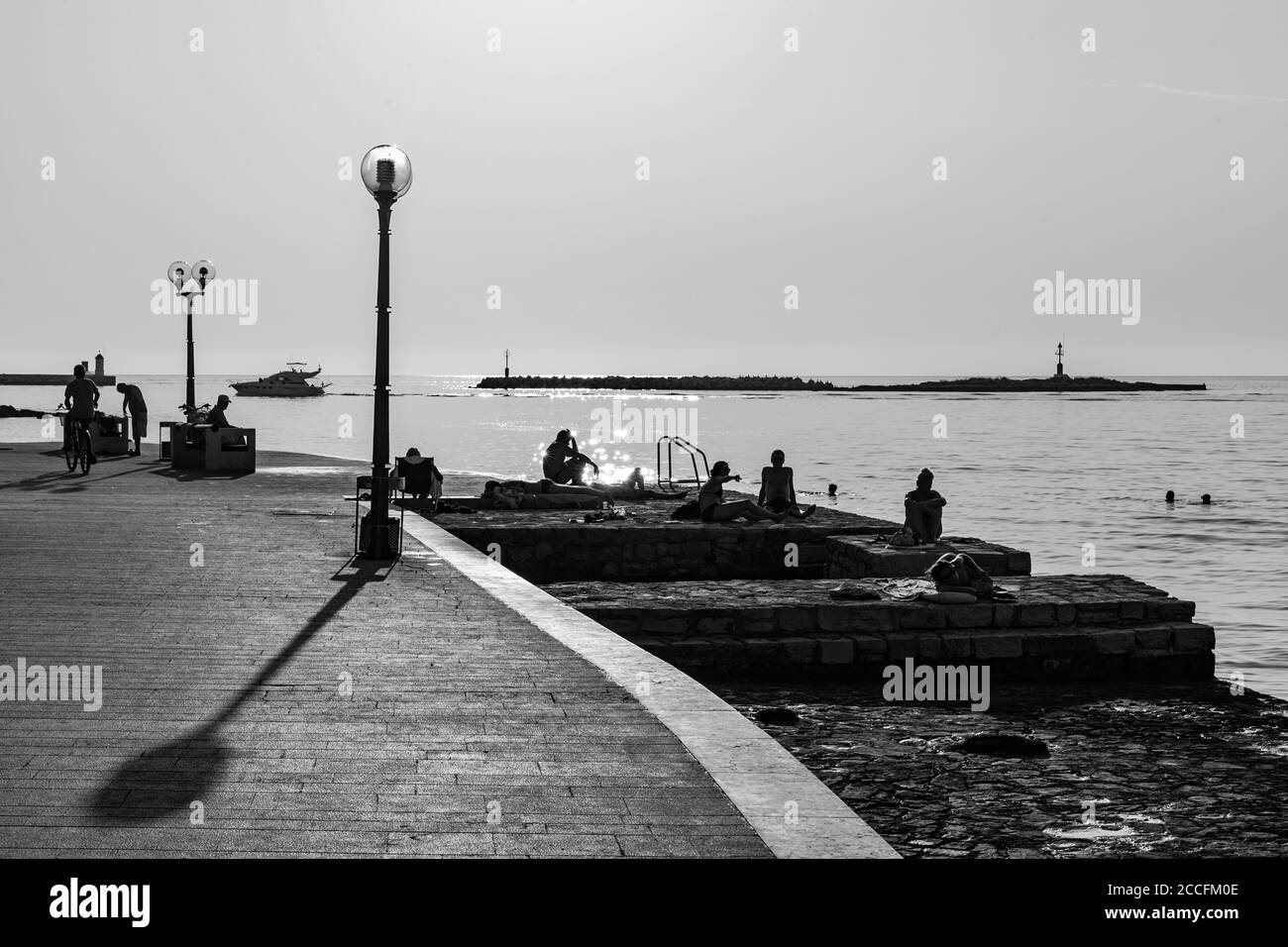 Promenade, plage, ville, personnes, mer Banque D'Images