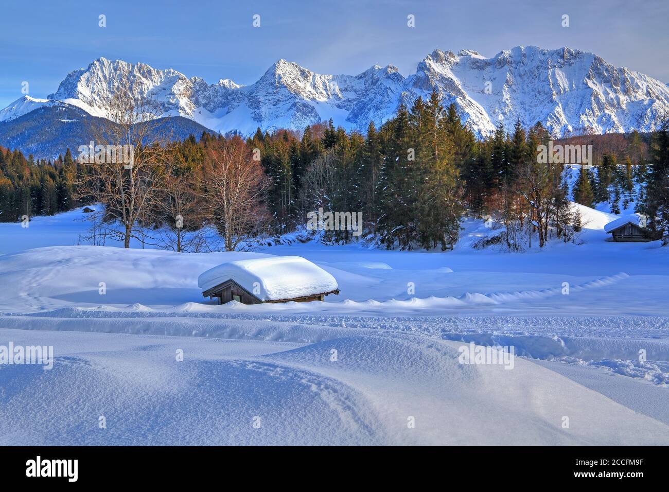 Paysage d'hiver avec une grange de foin enneigée contre les monts Karwendel, hameau Gerold BEI Klais, district de Krün, pays de Werdenfelser, Haut-Bavar Banque D'Images