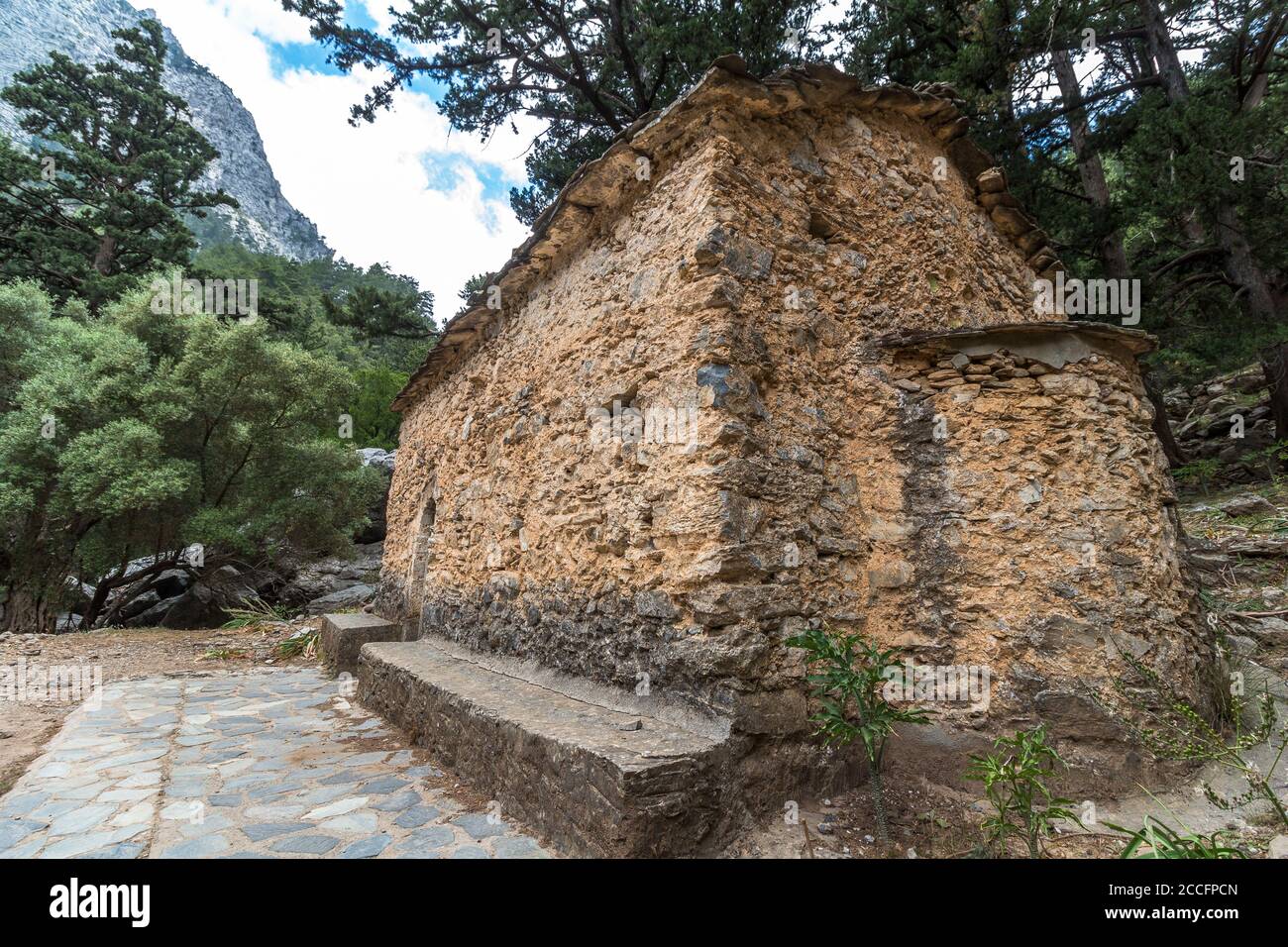 Premier lieu de repos avec chapelle en pierre sur la randonnée de Samaria gorge, Crète occidentale, Grèce Banque D'Images