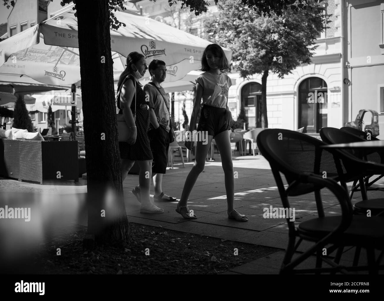 Belgrade, Serbie, 13 août 2020 : piétons sur la place de la magistrature (Magistarski Trg) à Zemun (B/W) Banque D'Images