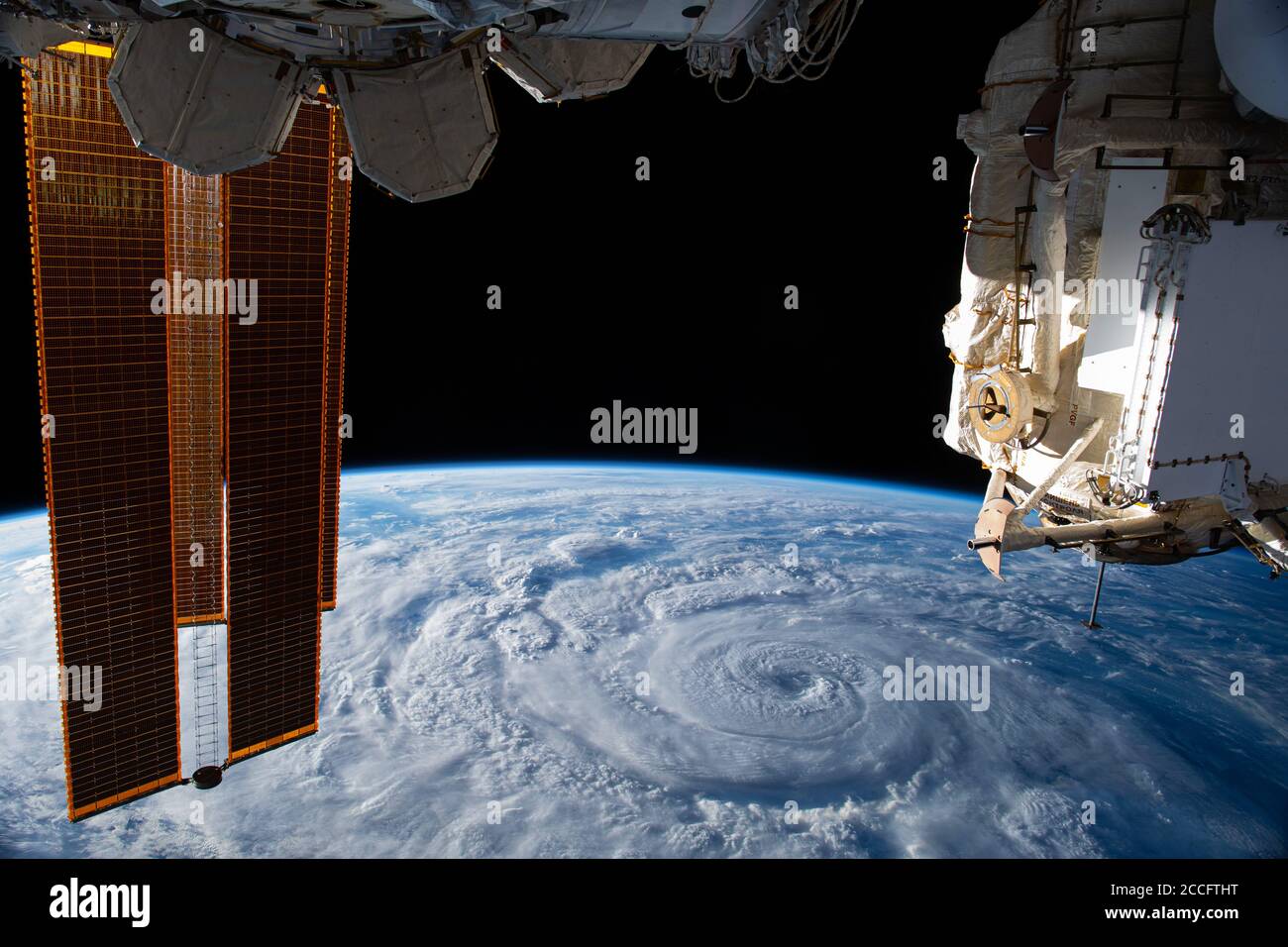 ISS - 19 août 2020 - l'ouragan Geneviève est photographié au large de la côte Pacifique du Mexique depuis la Station spatiale internationale - photo : Geopix/NASA/Alamy Banque D'Images