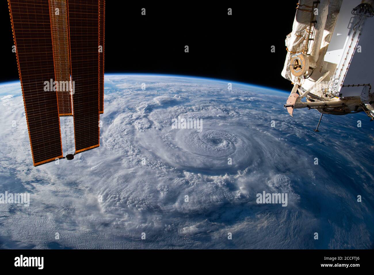 ISS - 19 août 2020 - l'ouragan Geneviève est photographié au large de la côte Pacifique du Mexique depuis la Station spatiale internationale - photo : Geopix/NASA/Alamy Banque D'Images