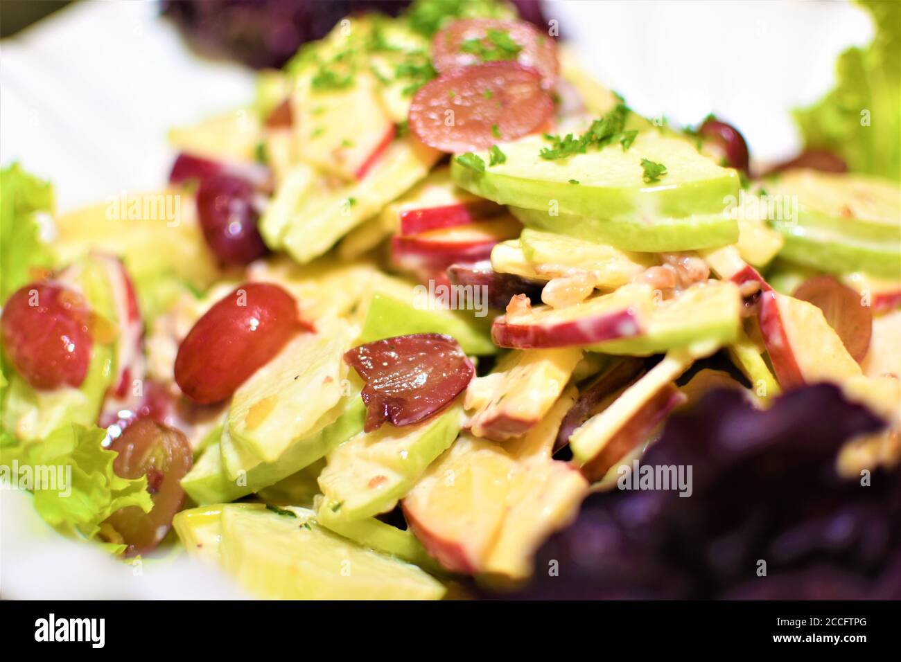 Les modèles de voitures de série sont présentés en vente sur une étagère dans un magasin de jouets Banque D'Images