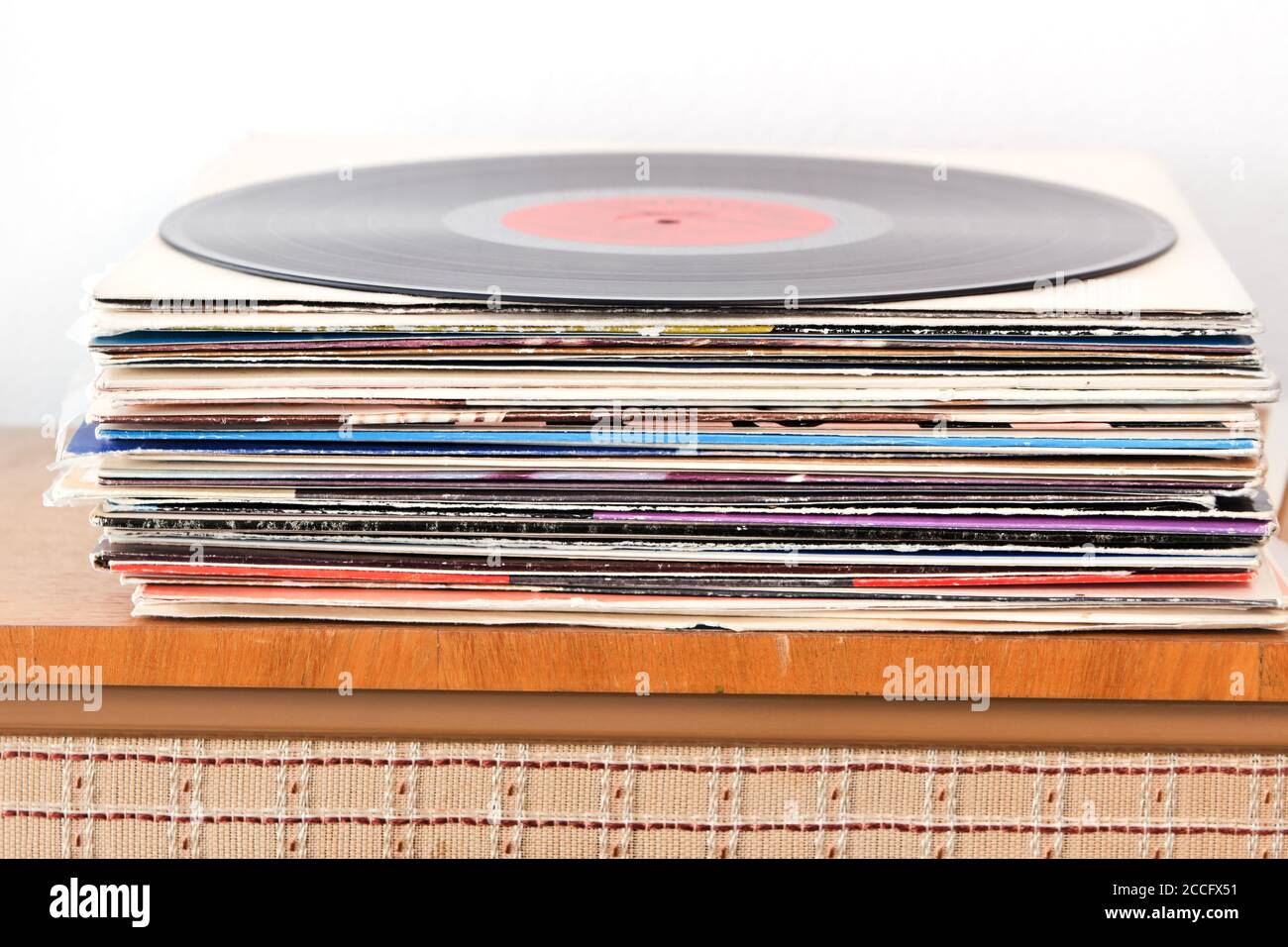 Pile de disques vinyles sur le joueur de radio vintage Banque D'Images