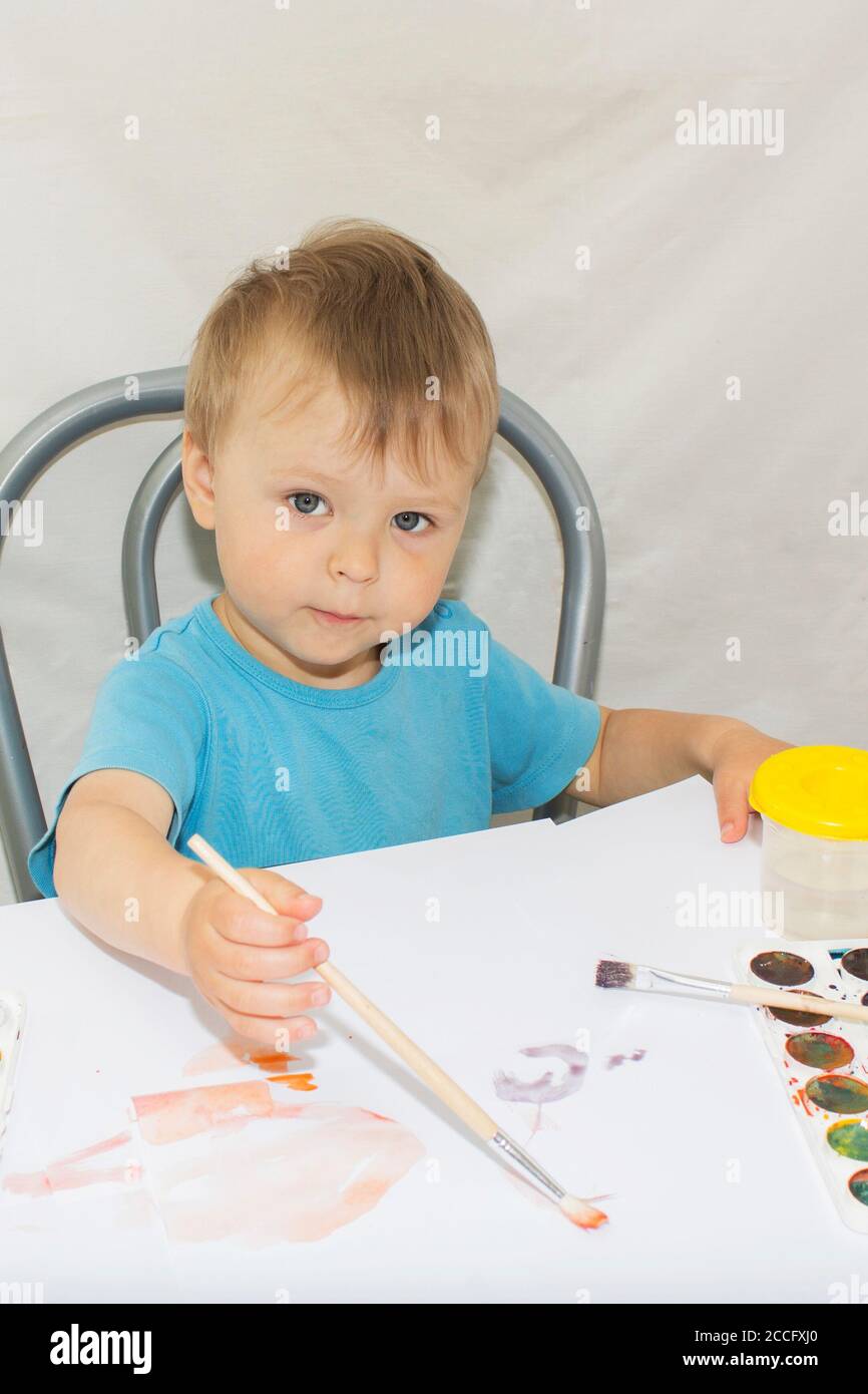 Portrait d'un beau garçon tient une brosse à peinture. Banque D'Images