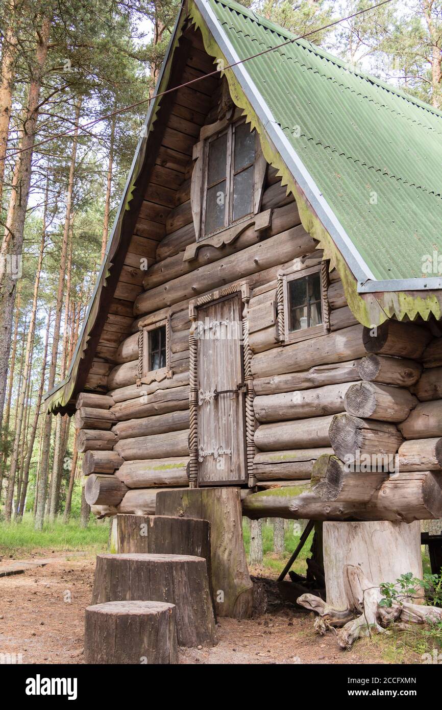 Belle maison en bois brun dans la forêt. Banque D'Images