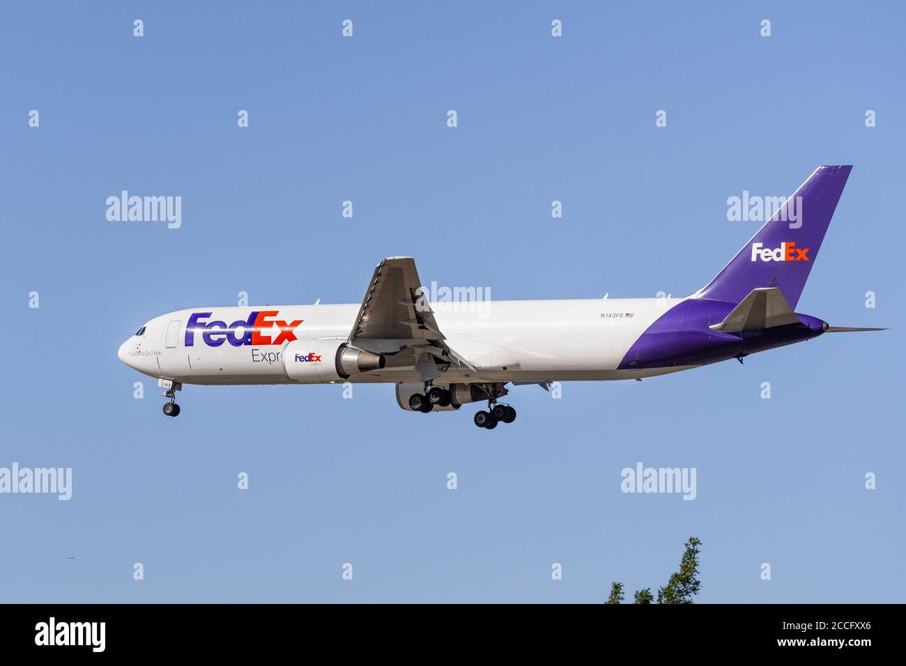 7 août 2020 San Jose / CA / USA - FedEx Express s'approche de l'aéroport international de San Jose; FedEx Express est une compagnie aérienne américaine de fret, su Banque D'Images