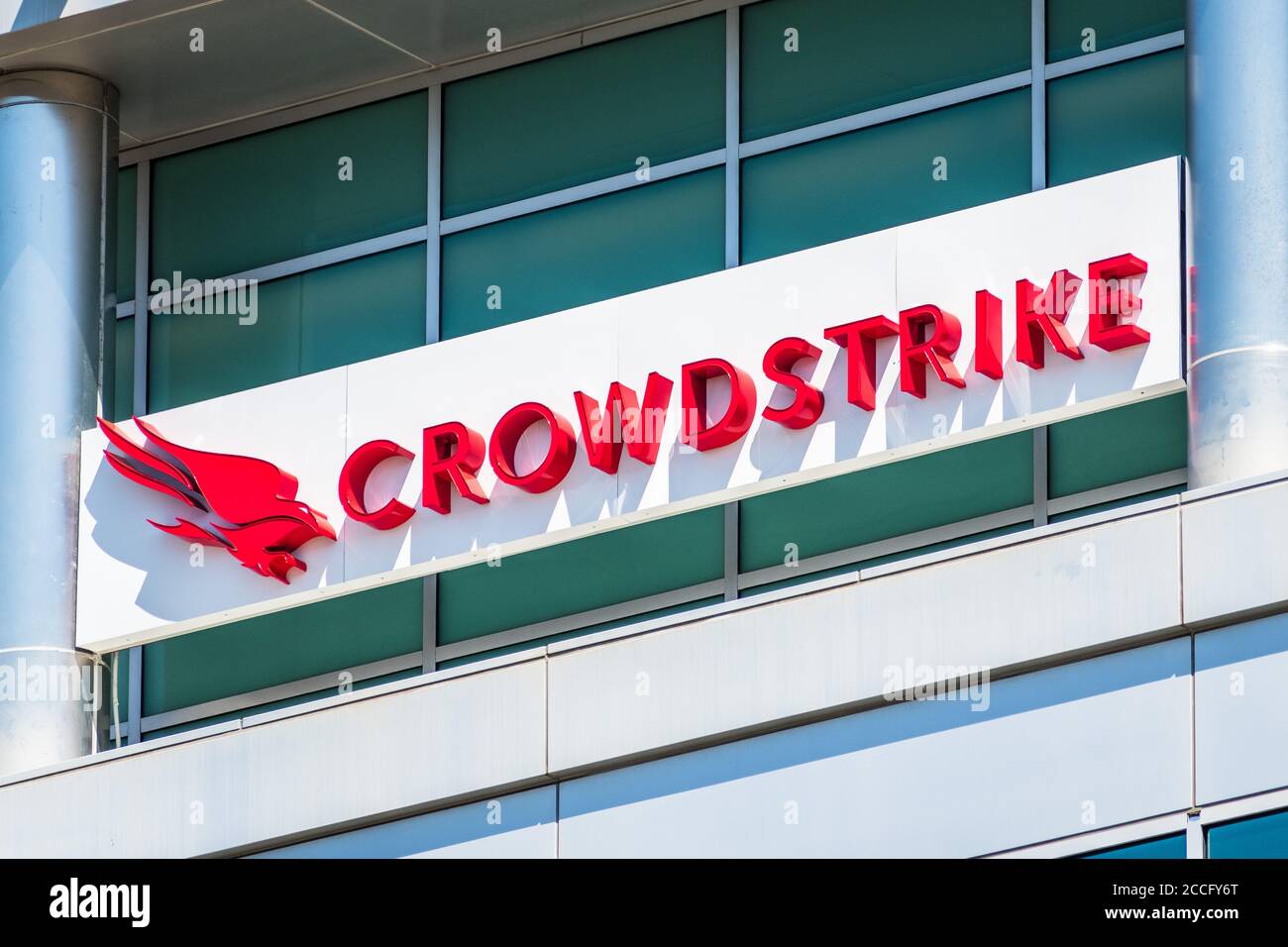 11 août 2020 Sunnyvale / CA / USA - gros plan du logo CrowdStrike à leur siège social de Silicon Valley; CrowdStrike Holdings, Inc. Est une cyber-sec Banque D'Images