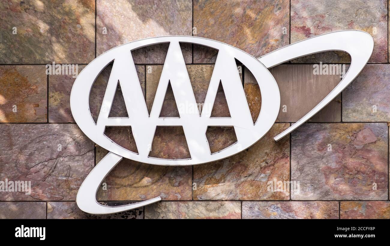 30 juillet 2020 Menlo Park / CA / USA - logo AAA dans l'un de leurs bureaux dans la région de la baie de San Francisco ; l'American automobile Association (AAA – ou Triple Banque D'Images