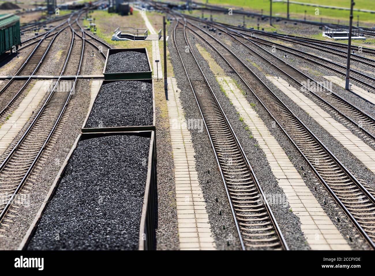 wagons chargés de charbon, un train transporte le charbon Banque D'Images