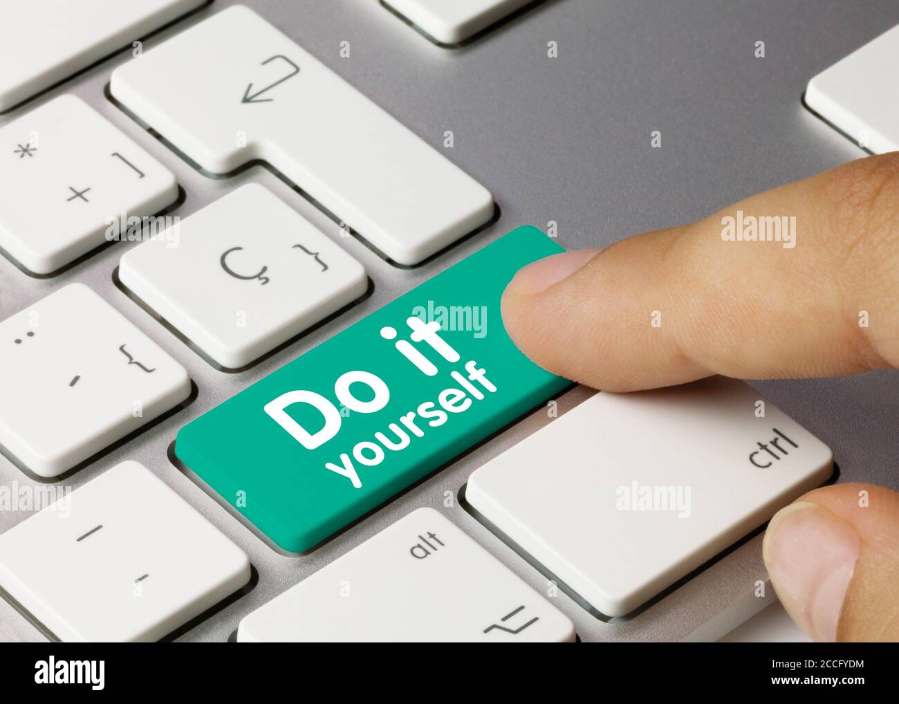 Faites-le vous-même écrit sur la touche verte du clavier métallique. Touche  enfoncée avec le doigt Photo Stock - Alamy