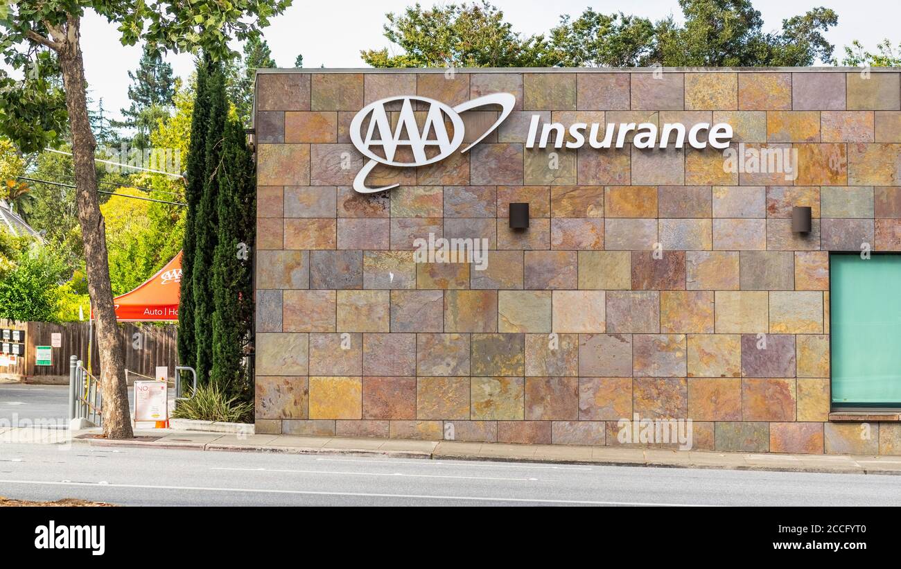 30 juillet 2020 Menlo Park / CA / USA - AAA Insurance office in San Francisco Bay Area; l'American automobile Association (AAA – or Triple A) est un N Banque D'Images
