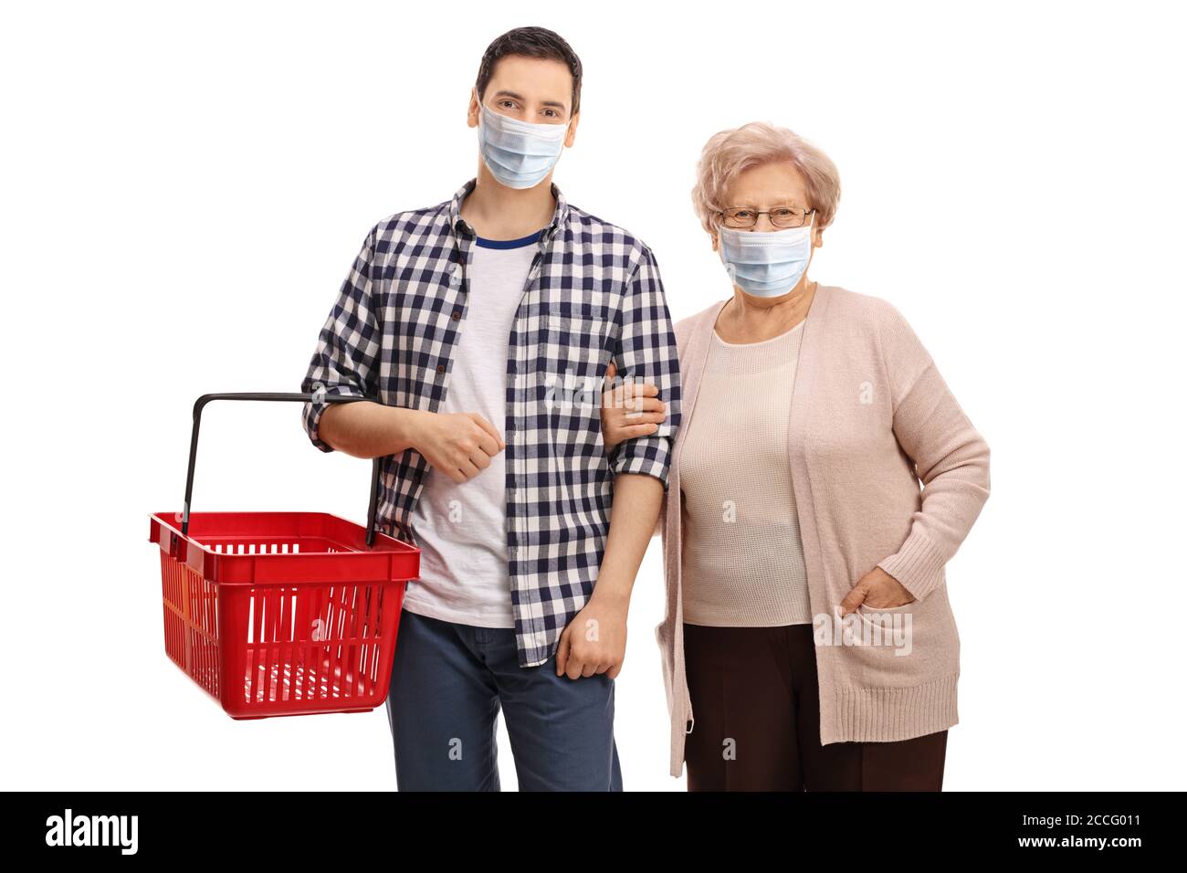 Jeune homme avec un panier vide et un vieux femme portant des masques de protection isolés sur fond blanc Banque D'Images
