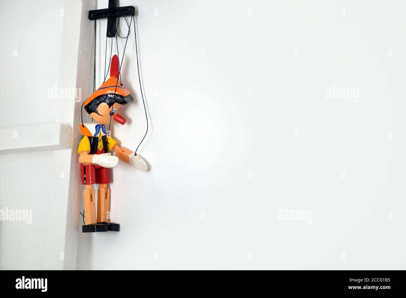 Bois de Pinocchio. pinocchio en bois sur fond Uni. Le couronnement de Covid-19. Achats en ligne. Les vies noires comptent. Banque D'Images