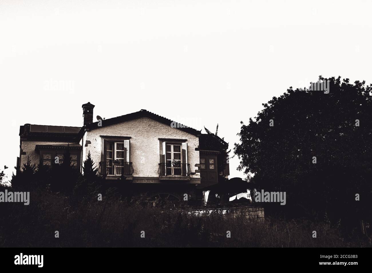 Façade noire et blanche d'une ancienne maison de village vintage. Banque D'Images