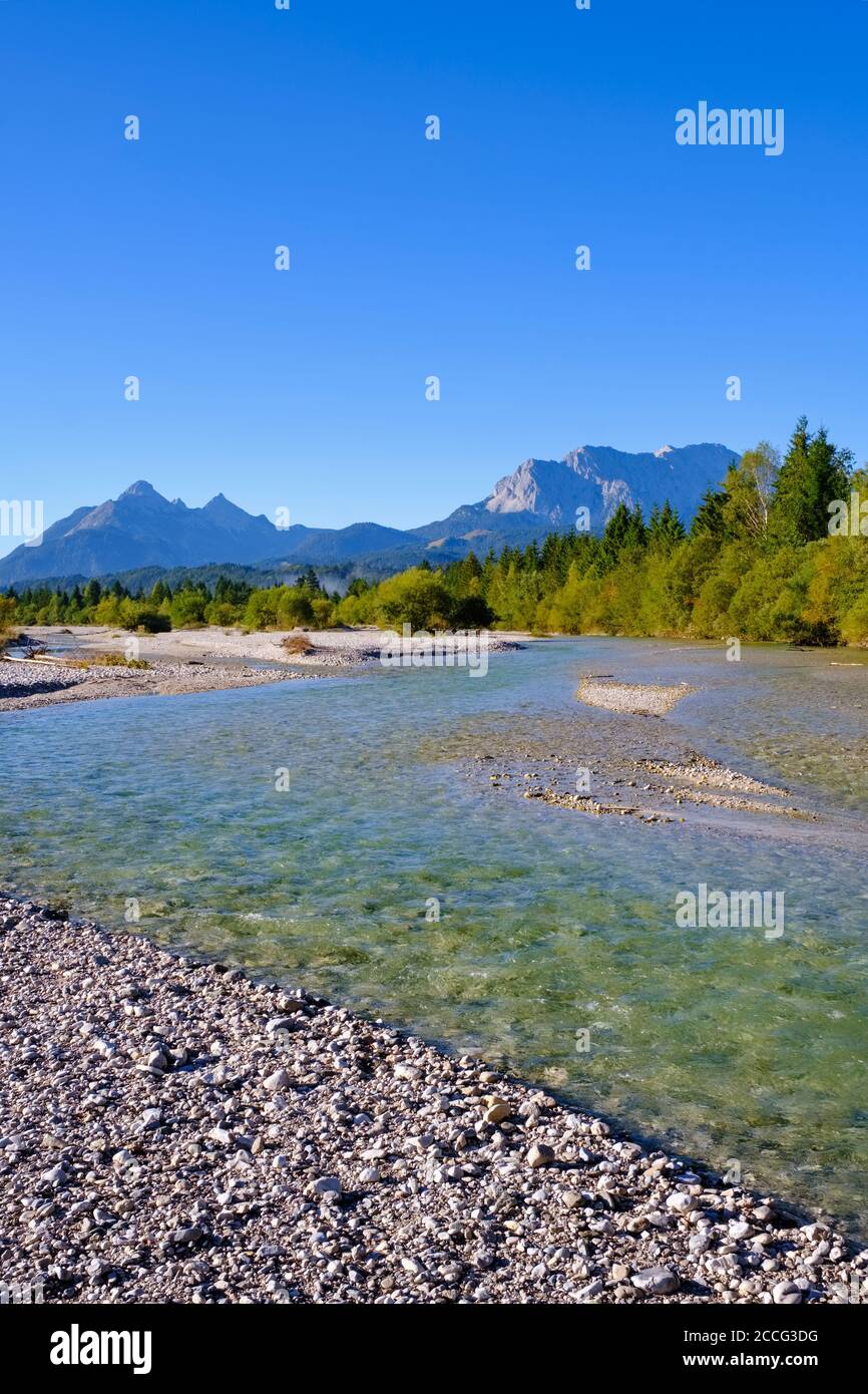 Isar près de Krün, à l'arrière Große Arnspitze et Wettersteinswand dans les montagnes Wetterstein, Werdenfelser Land, haute-Bavière, Bavière, Allemagne Banque D'Images