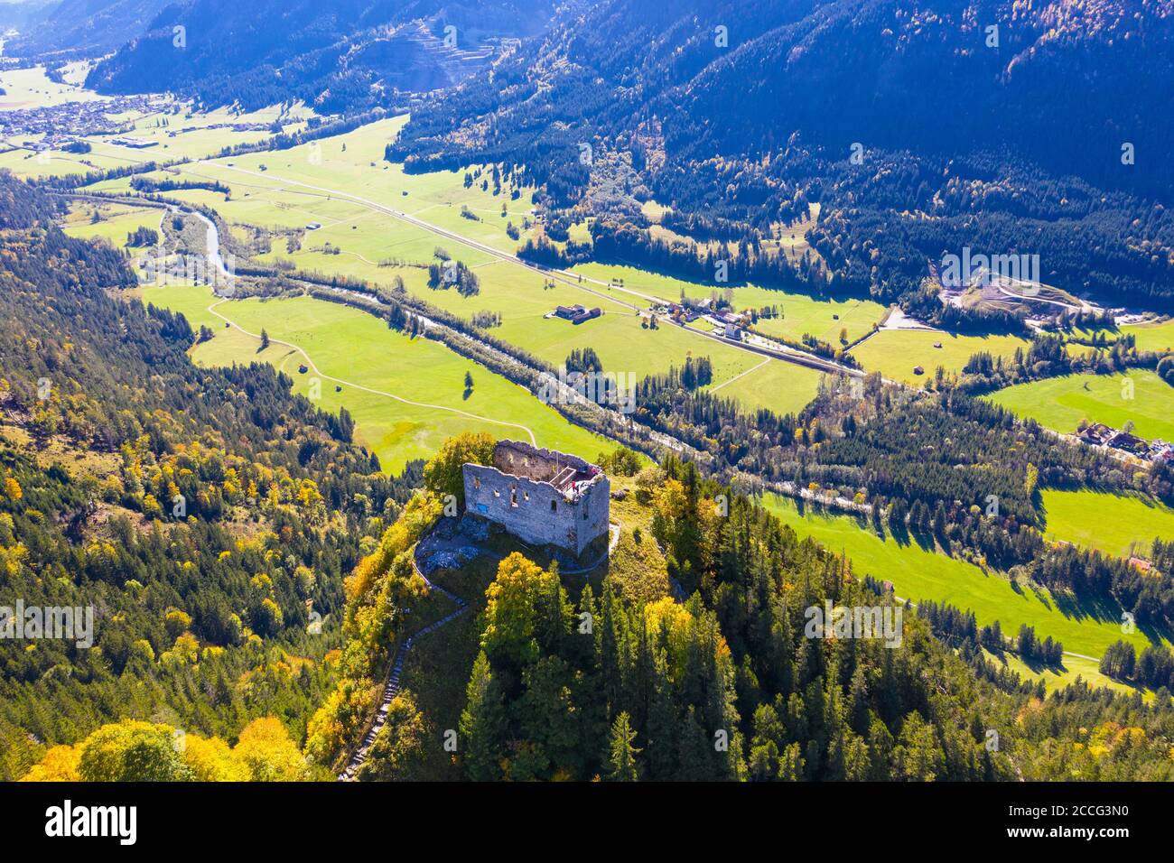 Château en ruines Falkenstein, près de Pfronten, Ostallgäu, Allgäu, derrière Vilstal en Tyrol, vue aérienne, Souabe, Bavière, Allemagne Banque D'Images